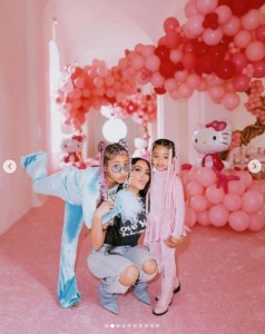 長女ノースちゃんとキム、次女シカゴちゃん（画像は『Kim Kardashian　2023年1月25日付Instagram「My little Chi Chi’s Hello Kitty Birthday party」』のスクリーンショット）