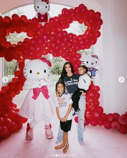 サーム君を抱っこするキムと、手前に立つ長男セイント君（画像は『Kim Kardashian　2023年1月25日付Instagram「My little Chi Chi’s Hello Kitty Birthday party」』のスクリーンショット）