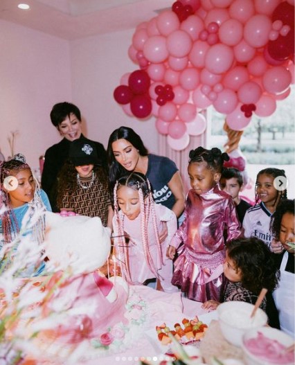 ケーキのキャンドルを吹き消すシカゴちゃん（画像は『Kim Kardashian　2023年1月25日付Instagram「My little Chi Chi’s Hello Kitty Birthday party」』のスクリーンショット）
