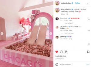 ボールピットに繋がるハローキティの大きな滑り台（画像は『Kim Kardashian　2023年1月25日付Instagram「My little Chi Chi’s Hello Kitty Birthday party」』のスクリーンショット）