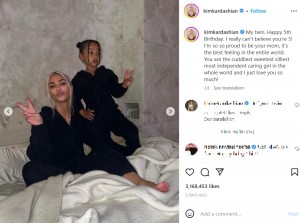 シカゴちゃんとのツーショットに「私の双子」と記したキム（画像は『Kim Kardashian　2023年1月15日付Instagram「My twin.」』のスクリーンショット）