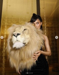 大きなライオンの頭部は「スキャパレリ」によるレプリカ（画像は『Kylie　2023年1月23日付Instagram「BEAUTY AND THE BEAST.」』のスクリーンショット）