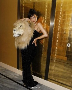 ライオンの頭部をつけた衣装を着るカイリー（画像は『Kylie　2023年1月23日付Instagram「BEAUTY AND THE BEAST.」』のスクリーンショット）