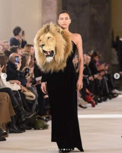 イリーナ・シェイクもライオンの頭部をつけてキャットウォークを闊歩（画像は『Schiaparelli　2023年1月23日付Instagram「Embroidered animals for ＠schiaparelli’s Inferno Couture.」』のスクリーンショット）