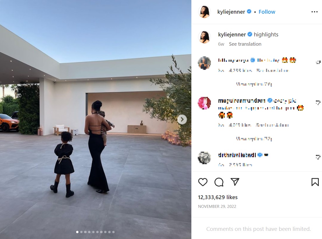 2児の母カイリー・ジェンナー（画像は『Kylie　2022年11月29日付Instagram「highlights」』のスクリーンショット）