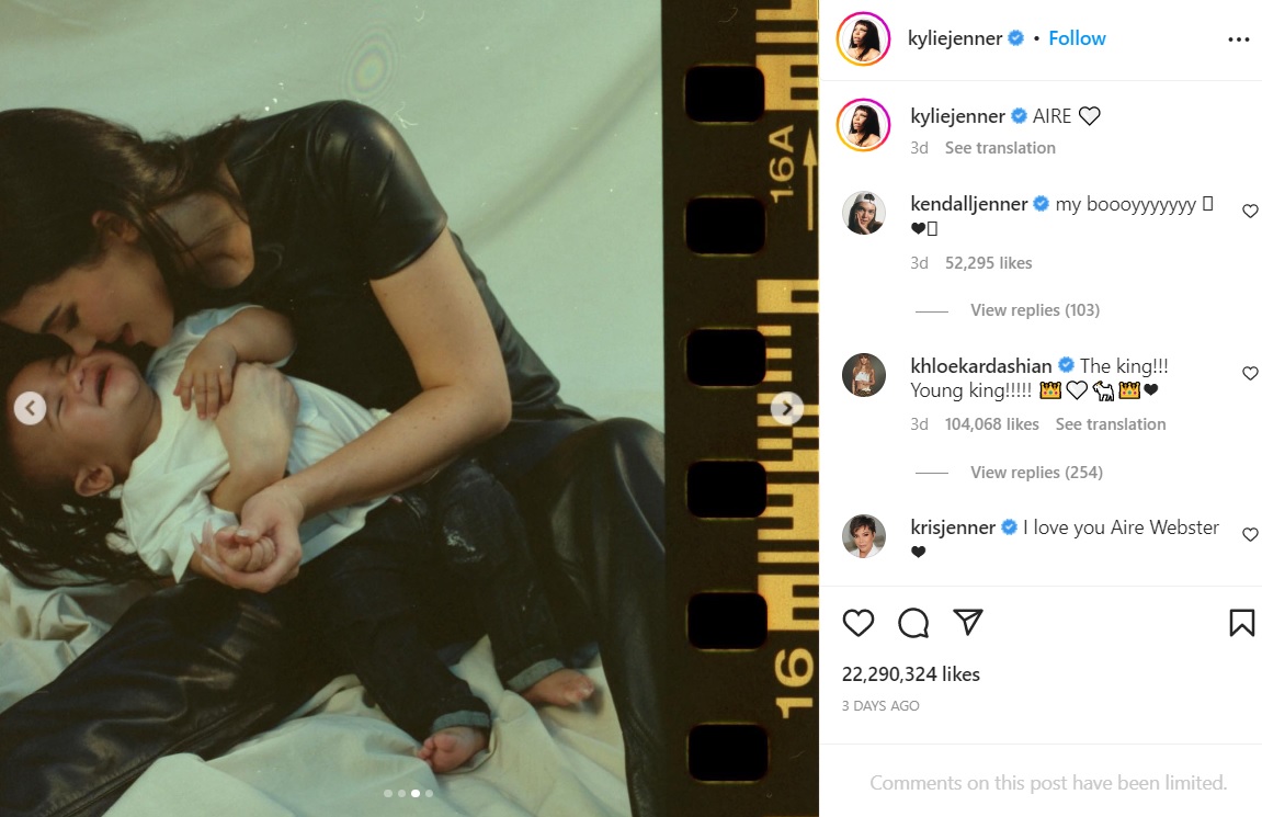 幸せそうなカイリーとエアーくん（画像は『Kylie　2023年1月21日付Instagram「AIRE」』のスクリーンショット）