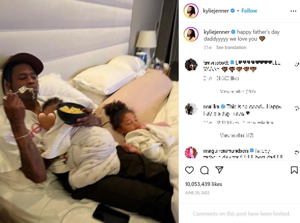 エアーくんを抱く元恋人トラヴィスとストーミーちゃんとの家族写真（画像は『Kylie　2022年6月19日付Instagram「happy father’s day」』のスクリーンショット）