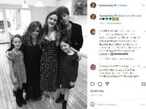 生前のベンジャミンさんを含む4人の子供達に囲まれるリサ（画像は『Lisa Marie Presley　2019年6月20日付Instagram「Mama Lion with cubs」』のスクリーンショット）
