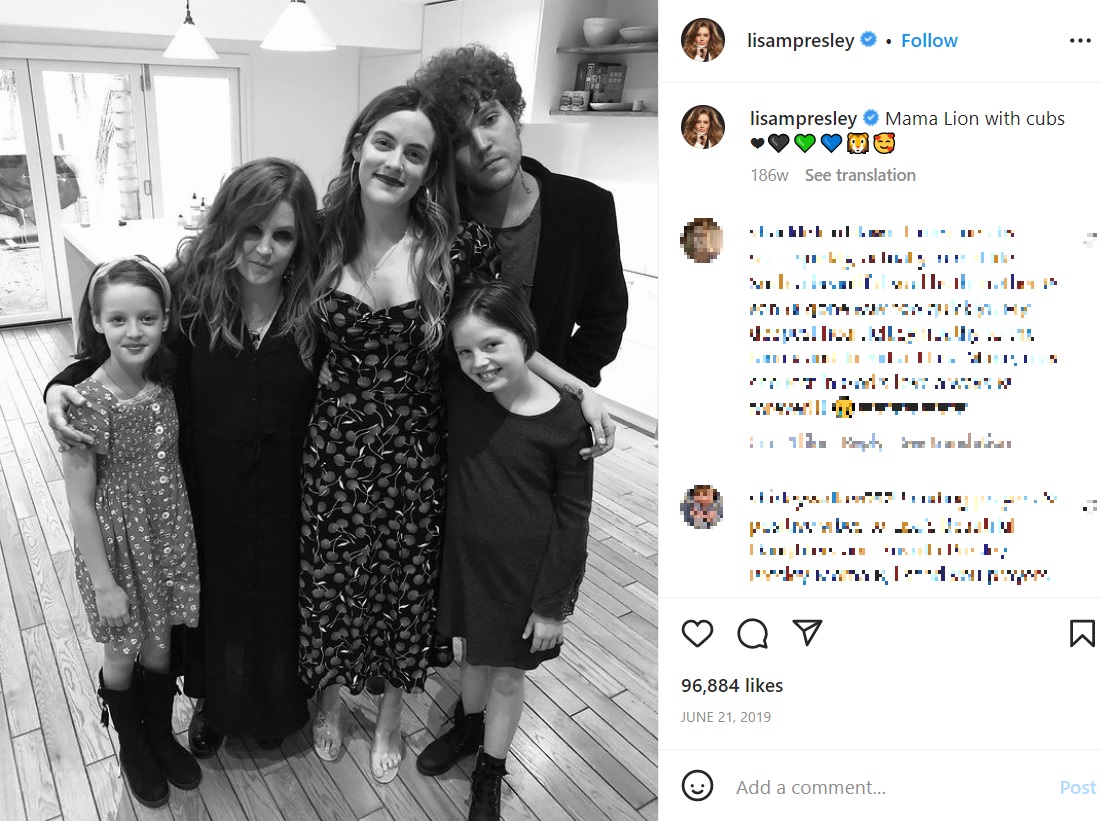 生前のベンジャミンさんを含む4人の子供達に囲まれるリサ（画像は『Lisa Marie Presley　2019年6月20日付Instagram「Mama Lion with cubs」』のスクリーンショット）