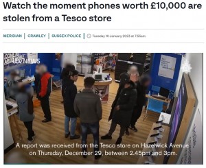 店内の中央で顔を見合わせる3人組（画像は『ITVX　2023年1月10日付「Watch the moment phones worth ￡10,000 are stolen from a Tesco store」』のスクリーンショット）
