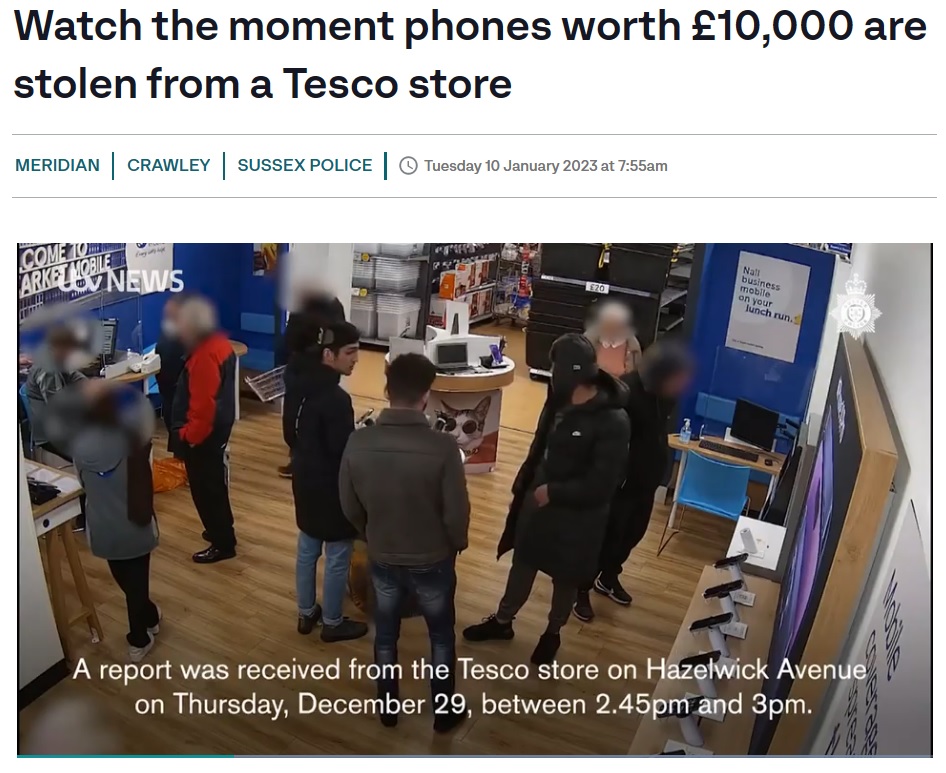 店内の中央で顔を見合わせる3人組（画像は『ITVX　2023年1月10日付「Watch the moment phones worth ￡10,000 are stolen from a Tesco store」』のスクリーンショット）