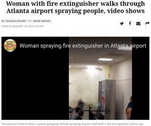 警察官にも消火剤を吹きつけたジェニファー（画像は『Macon Telegraph　2023年1月18日付「Woman with fire extinguisher walks through Atlanta airport spraying people, video shows」』のスクリーンショット）