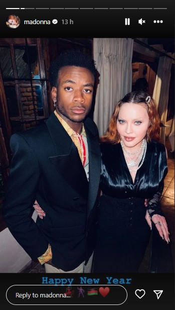 黒いジャケットを着た息子デヴィッドさんとマドンナ（画像は『Madonna　2023年1月1日付Instagram』のスクリーンショット）