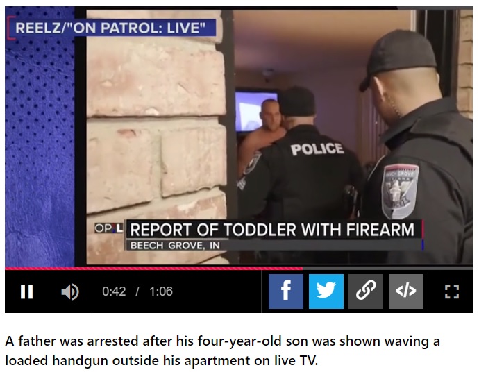 男児の父親に話を聞く警察官たち（画像は『Metro　2023年1月17日付「Dad arrested live on TV after toddler son came out of flat waving loaded gun」（Picture: On Patrol: Live and REELZ）』のスクリーンショット）