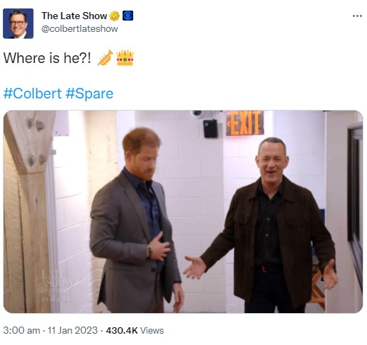 スケッチコメディーでトム・ハンクスと共演したヘンリー王子（画像は『The Late Show　2023年1月11日付Twitter「Where is he?!」』のスクリーンショット）