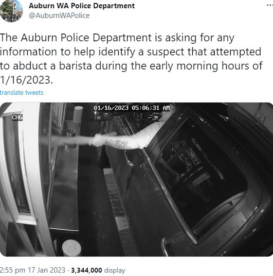 バリスタの右手首を掴む男（画像は『Auburn WA Police Dept　2023年1月17日付Twitter「The Auburn Police Department is asking for any information」』のスクリーンショット）