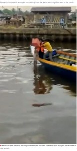川から引き上げられる遺体（画像は『The Daily Star　2023年1月25日付「Crocodile swims a mile and carries body of drowned boy to devastated family」（Image: Newsflash）』のスクリーンショット）
