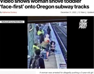 女児の背中を押すブリアナ（画像は『New York Post　2022年12月31日付「Video shows woman shove toddler ‘face-first’ onto Oregon subway tracks」（Multnomah County District Attorn）』のスクリーンショット）