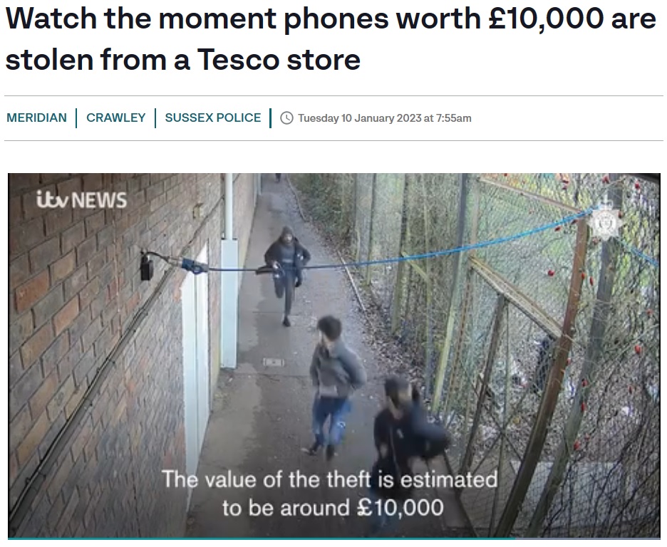 10台のスマホを奪うと走ってその場から逃走（画像は『ITVX　2023年1月10日付「Watch the moment phones worth ￡10,000 are stolen from a Tesco store」』のスクリーンショット）