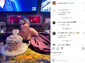 授賞式の衣装でケーキの前で微笑むセレーナ（画像は『Selena Gomez　2023年1月15日付Instagram』のスクリーンショット）