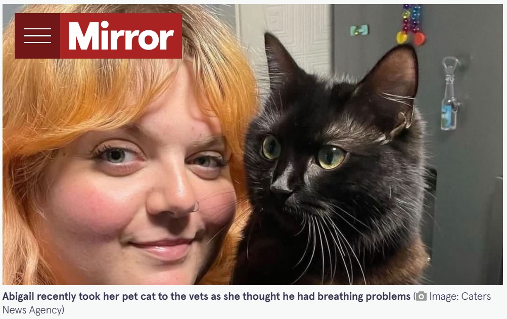 ムースの避妊手術のために動物病院を訪れたアビゲイルさん（画像は『The Mirror　2023年1月18日付「Student spends ￡7,000 on vet bills just to find out that she has a ‘weird’ cat」（Image: Caters News Agency）』のスクリーンショット）
