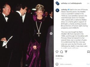1987年、ペンダントをつけて「チャリティ・ガラ」に出席したダイアナ妃（画像は『Sotheby’s　2023年1月15日付Instagram「Said to be one of Princess Diana’s favorite pieces」』のスクリーンショット）