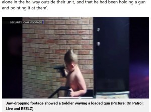 銃を片手にマンションの共用廊下で遊ぶ4歳児（画像は『Metro　2023年1月17日付「Dad arrested live on TV after toddler son came out of flat waving loaded gun」（Picture: On Patrol: Live and REELZ）』のスクリーンショット）