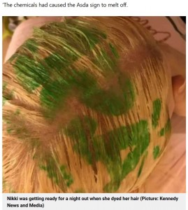 ブロンドの髪に鮮やかな緑色のロゴが！（画像は『Metro　2023年1月3日付「Mum left with green Asda logo on her head after using plastic bag to help dye hair」（Picture: Kennedy News and Media）』のスクリーンショット）