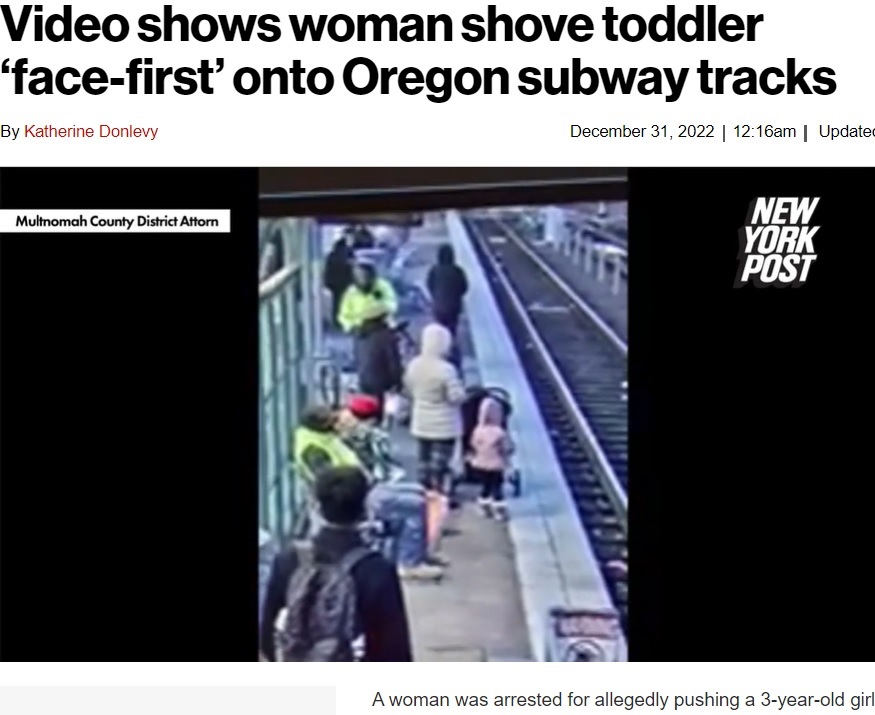 電車を待つ親子（画像は『New York Post　2022年12月31日付「Video shows woman shove toddler ‘face-first’ onto Oregon subway tracks」』のスクリーンショット）
