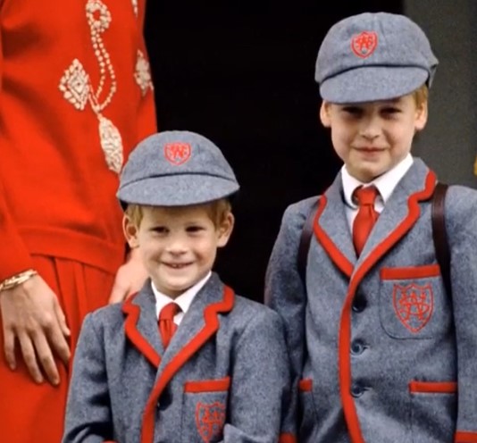 学校の制服を着たヘンリー王子とウィリアム王子（当時）（画像は『The Prince and Princess of Wales　2017年7月23日付Instagram「Watch The Duke and Prince Harry share some of their favourite memories of their late mother.」』のスクリーンショット）