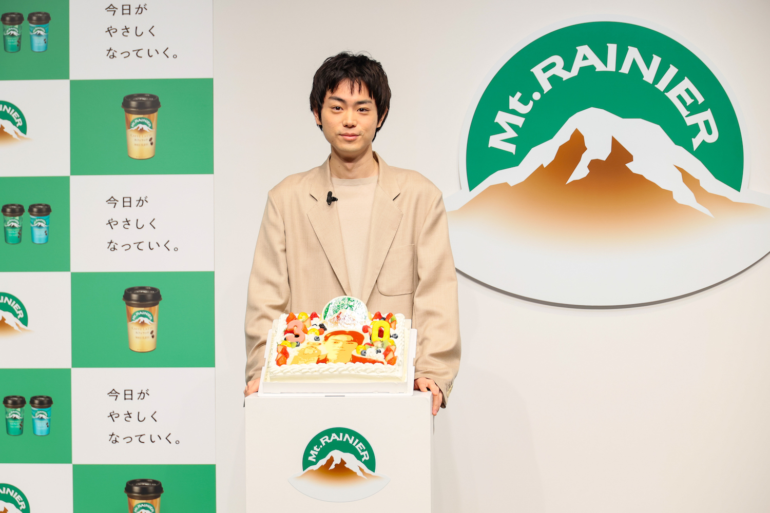 30歳の誕生日当日にイベントに登壇、特製バースデーケーキを前にした菅田将暉
