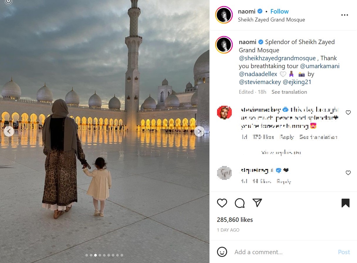 母ナオミに手を引かれて歩く、愛娘（画像は『Dr Naomi Campbell　2023年1月30日付Instagram「Splendor of Sheikh Zayed Grand Mosque」』のスクリーンショット』のスクリーンショット）