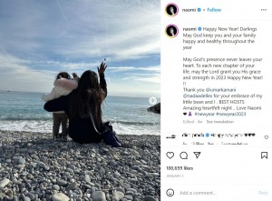 ビーチで仲良く座るナオミと愛娘（画像は『Dr Naomi Campbell　2023年1月2日付Instagram「Happy New Year!」』のスクリーンショット）