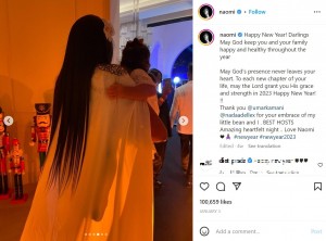 娘を抱いてパーティ会場へと向かうナオミ（画像は『Dr Naomi Campbell　2023年1月2日付Instagram「Happy New Year!」』のスクリーンショット）