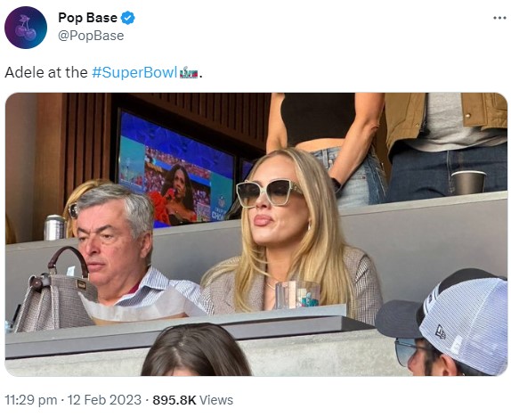 VIP席に座るも無表情のアデル（画像は『Pop Base　2023年2月12日付Twitter「Adele at the ＃SuperBowl」』のスクリーンショット）