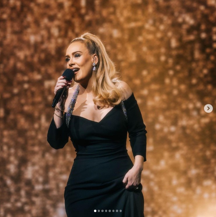 ラスベガスの定期公演で多くのファンを魅了しているアデル（画像は『Adele　2022年11月27日付Instagram「Weekend 2」』のスクリーンショット）