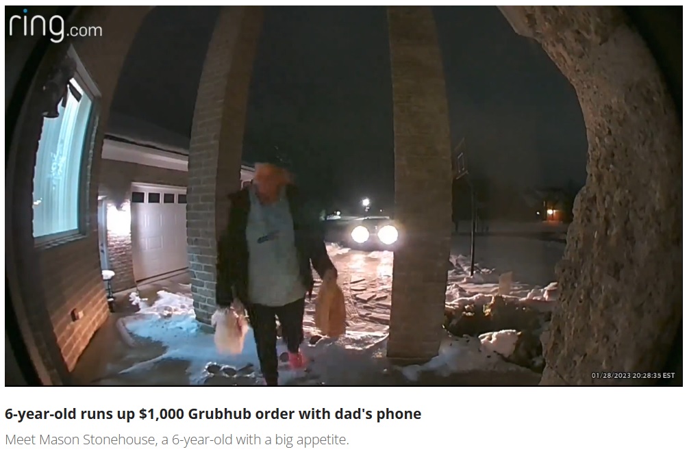 商品を持って自宅にやってきた配達員（画像は『FOX 2 Detroit　2023年1月31日付「6-year-old runs up ＄1,000 Grubhub dinner bill with dad’s phone」』のスクリーンショット）