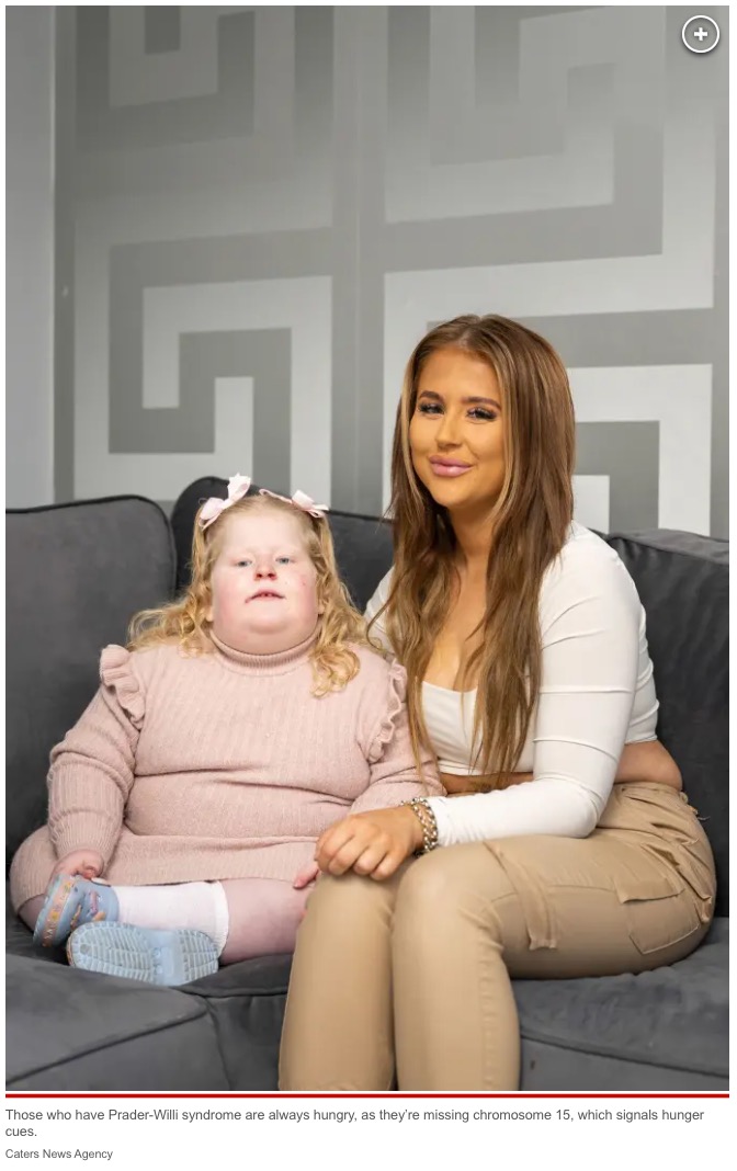 体重44キロ超えの娘（左）をケアする母親（右）（画像は『New York Post　2023年1月24日付「My 5-year-old is obese ― I have to lock her out of the kitchen」（Caters News Agency）』のスクリーンショット）