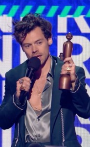 トロフィーを片手に受賞スピーチを行うハリー（画像は『The BRIT Awards　2023年2月11日付Instagram「What a night for Harry Styles」』のスクリーンショット）