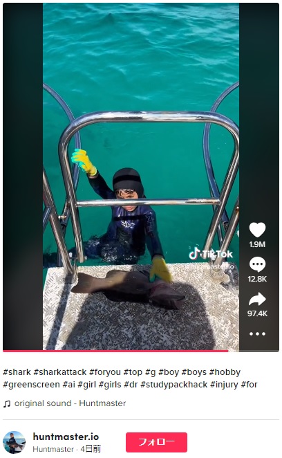 獲った魚をボートに載せた8歳男児（画像は『Huntmaster　2023年1月30日付TikTok「＃shark ＃sharkattack ＃foryou」』のスクリーンショット）