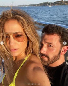 豪華ヨットの上で休暇を過ごすジェニファーとベン（画像は『Jennifer Lopez　2023年2月14日付Instagram「Commitment」』のスクリーンショット）