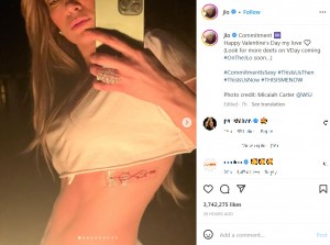 ジェニファーが胸の下に入れたタトゥー（画像は『Jennifer Lopez　2023年2月14日付Instagram「Commitment」』のスクリーンショット）