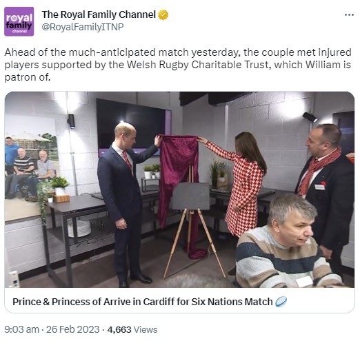 新たなスペースの除幕式を行う皇太子夫妻（画像は『The Royal Family Channel　2023年2月26日付Twitter「Ahead of the much-anticipated match yesterday,」』のスクリーンショット）