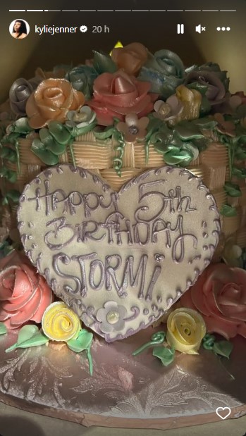ストーミーちゃんの誕生日を祝うバースデーケーキ（画像は『Kylie　2023年2月1日付Instagram』のスクリーンショット）