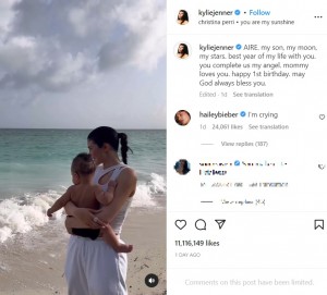 波を見つめているエアー君とカイリー（画像は『Kylie　2023年2月2日付Instagram「AIRE. my son, my moon, my stars.」』のスクリーンショット）