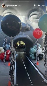 パーティ会場の入り口に設置した巨大なトンネル（画像は『Kylie　2023年2月2日付Instagram』のスクリーンショット）