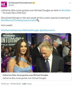 キャサリンの胸元を見つめるマイケル（画像は『On Demand Entertainment　2023年2月16日付Twitter「Catherine Zeta-Jones gushes over Michael Douglas as Hank in」』のスクリーンショット）