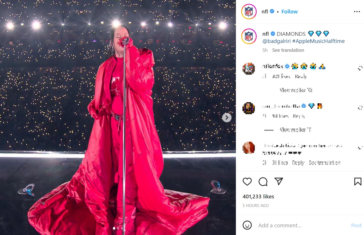 赤いジャンプスーツで登場したリアーナ（画像は『NFL　2023年2月12日付Instagram「DIAMONDS」』のスクリーンショット）