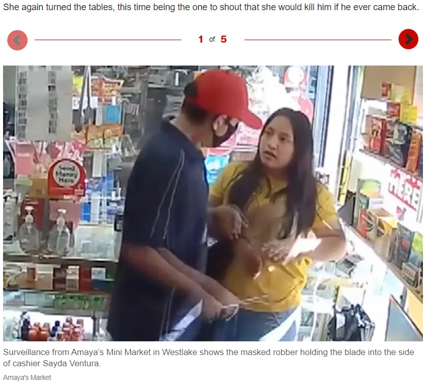 強盗に脅される女性店員（画像は『New York Post　2023年2月14日付「Wild video shows hero LA clerk grab robber’s knife and chase him away」（Amaya’s Market）』のスクリーンショット）