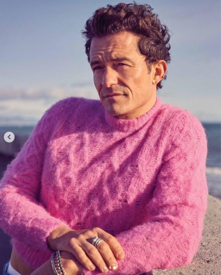 ピンクのクロップ丈のセーターを着て『Flaunt Magazine』の写真撮影に挑んだオーランド（画像は『Orlando Bloom　2023年2月15日付Instagram「sewage pipe chic !?」のスクリーンショット）